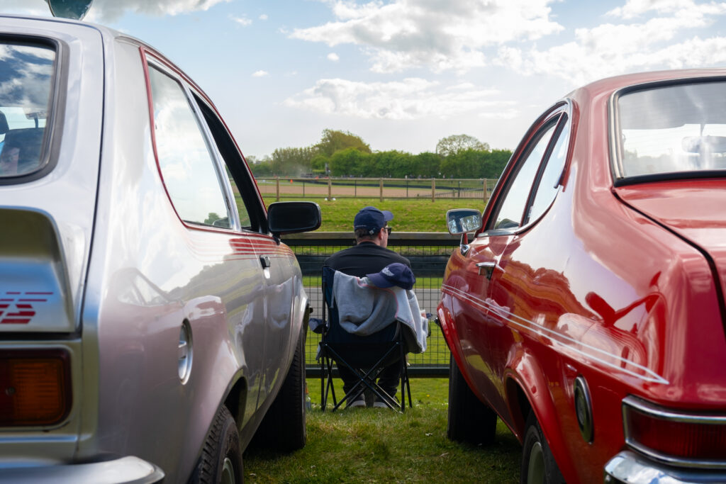 Wie in een leuke auto (en op tijd) komt parkeert direct langs het circuit.